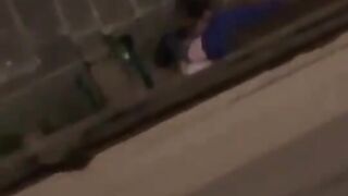 Beccati a trombare nel vicolo