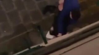 Beccati a trombare nel vicolo