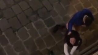 Beccati a trombare nel vicolo