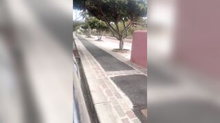 Esce le tette in pubblico e ci mostra il plug