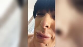 La trans ci mostra il suo corpo mozzafiato