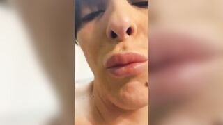 La trans ci mostra il suo corpo mozzafiato