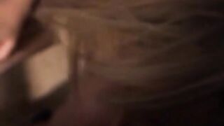 Mamma bionda assapora il cazzo