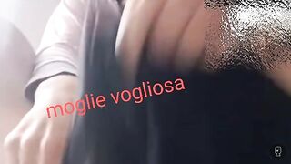 Faccio cam con un bull e gli mostro i capezzoli turgidi