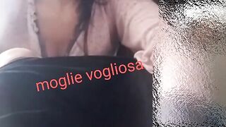 Faccio cam con un bull e gli mostro i capezzoli turgidi