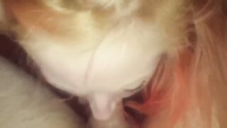 Meravigliosa rossa succhia e lecca l' uccellone !