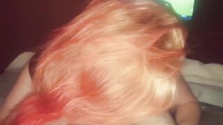 Meravigliosa rossa succhia e lecca l' uccellone !