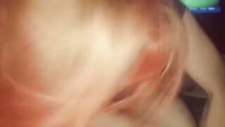 Meravigliosa rossa succhia e lecca l' uccellone !