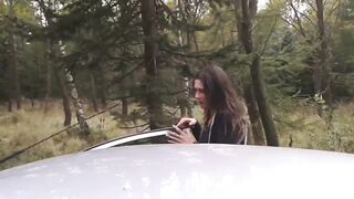 Vera e bella puttanella Ceca succhia e scopa in auto