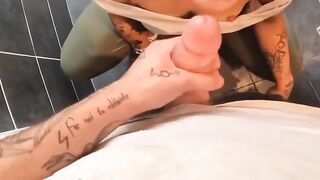 La commessa puttana ci ha voglia di essere trombata