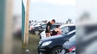 Beccati a trombare nel parcheggio pubblico