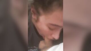 Fidanzata succhia cazzo piccolo