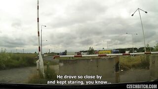 La giovanissima puttanella batte senza mutande !