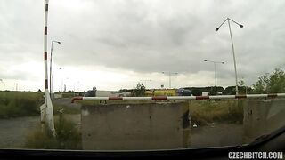 La giovanissima puttanella batte senza mutande !