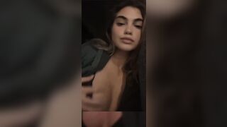 Zoccoletta di OF ci mostra tette e passera