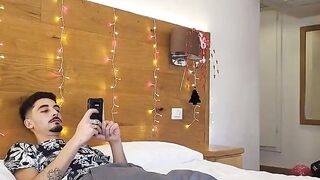 Anteprima del video: Scopata da Babbo Natale mentre il cornuto guarda