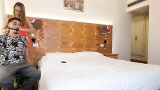 Scopata da Babbo Natale mentre il cornuto guarda