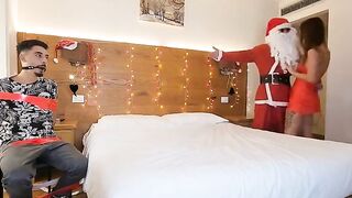 Scopata da Babbo Natale mentre il cornuto guarda