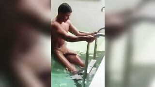 Super cazzone duro brasiliano esce dalla piscina a ralenti