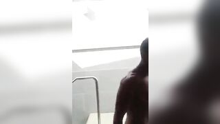 Super cazzone duro brasiliano esce dalla piscina a ralenti