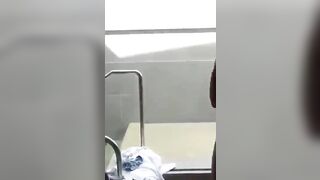 Super cazzone duro brasiliano esce dalla piscina a ralenti