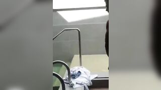 Super cazzone duro brasiliano esce dalla piscina a ralenti