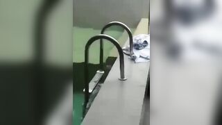 Super cazzone duro brasiliano esce dalla piscina a ralenti