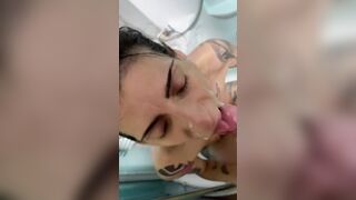 Con la faccia sborrata dal suo uomo