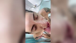 Con la faccia sborrata dal suo uomo