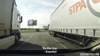 Il puttaniere cattura una giovane troietta pervertita