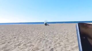 Anteprima del video: Coppia scopa alla spiaggia osservata dai guardoni