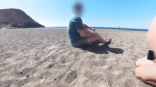 Coppia scopa alla spiaggia osservata dai guardoni