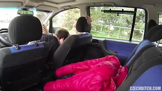 Il puttaniere sfonda e devasta una calda e bionda troietta