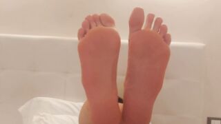 Strafiga italiana statuaria stuzzica coi piedi