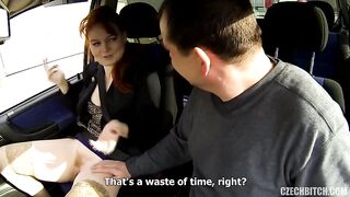 Il puttaniere cattura una calda troiona rossa