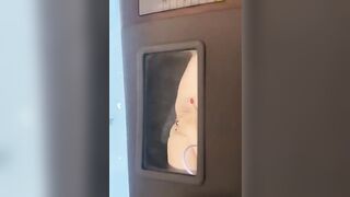 Si spara una sega guidando la macchina