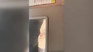 Si spara una sega guidando la macchina