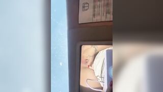 Si spara una sega guidando la macchina