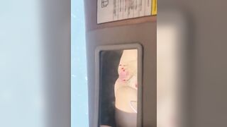 Si spara una sega guidando la macchina