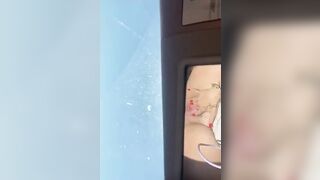 Si spara una sega guidando la macchina