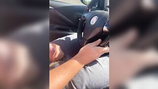 Si spara una sega guidando la macchina