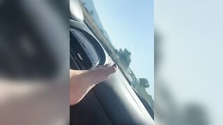 Si spara una sega guidando la macchina