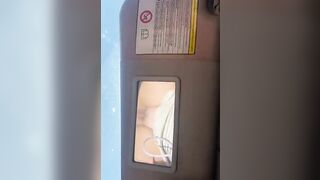 Si spara una sega guidando la macchina