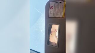 Si spara una sega guidando la macchina