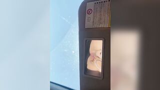 Si spara una sega guidando la macchina