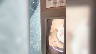 Si spara una sega guidando la macchina