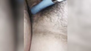 Si bagna tutta prendendolo nel culo stretto