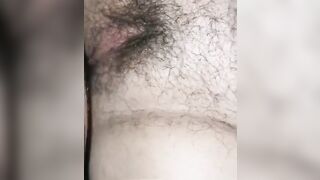 Si bagna tutta prendendolo nel culo stretto