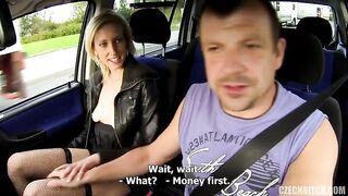 Giovane puttanella pervertita si fa scopare senza condom