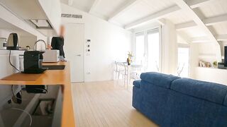 La troia chiama il servizio in camera - Prima Parte